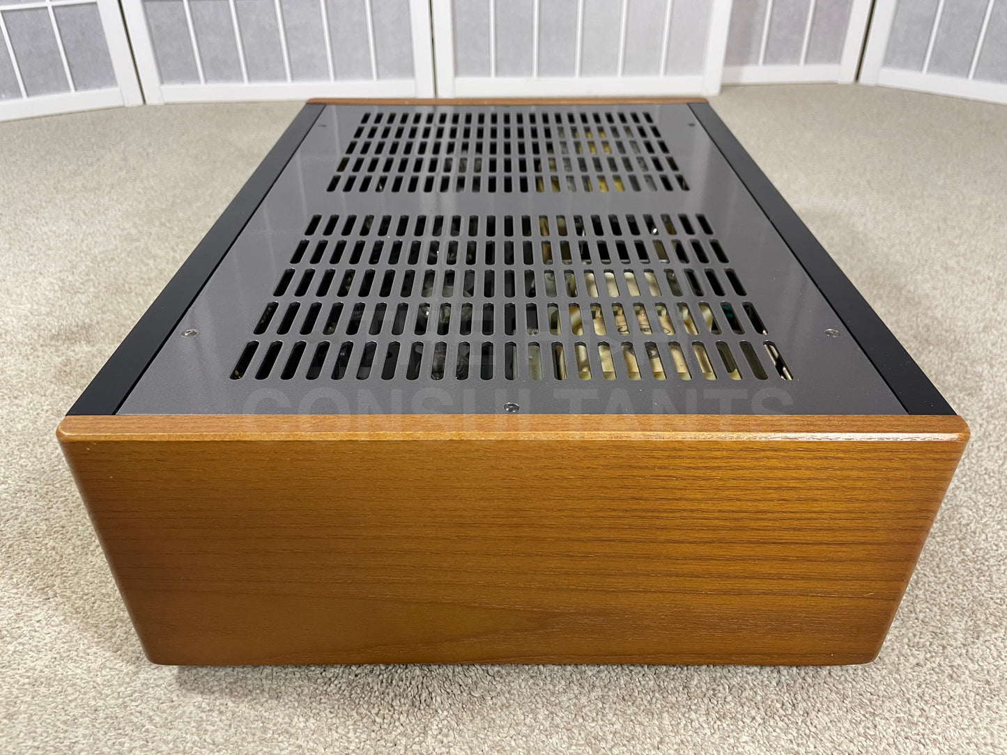 LEBEN CS-600 (20 WATTS PER CHANNEL) INTEGRATED VALVE AMPLIFIER